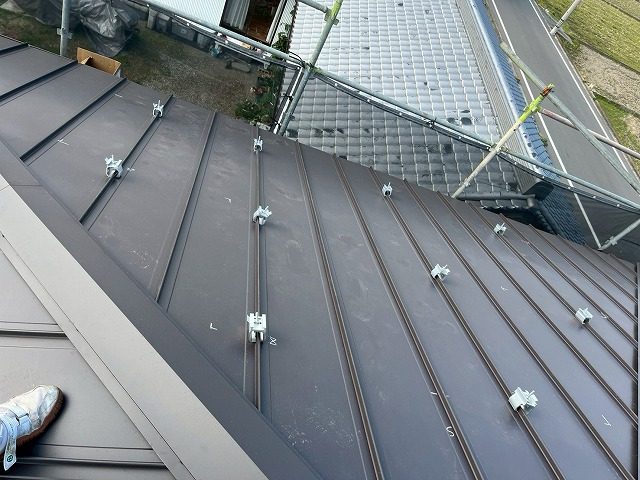 丸亀市　太陽光パネルの金具設置